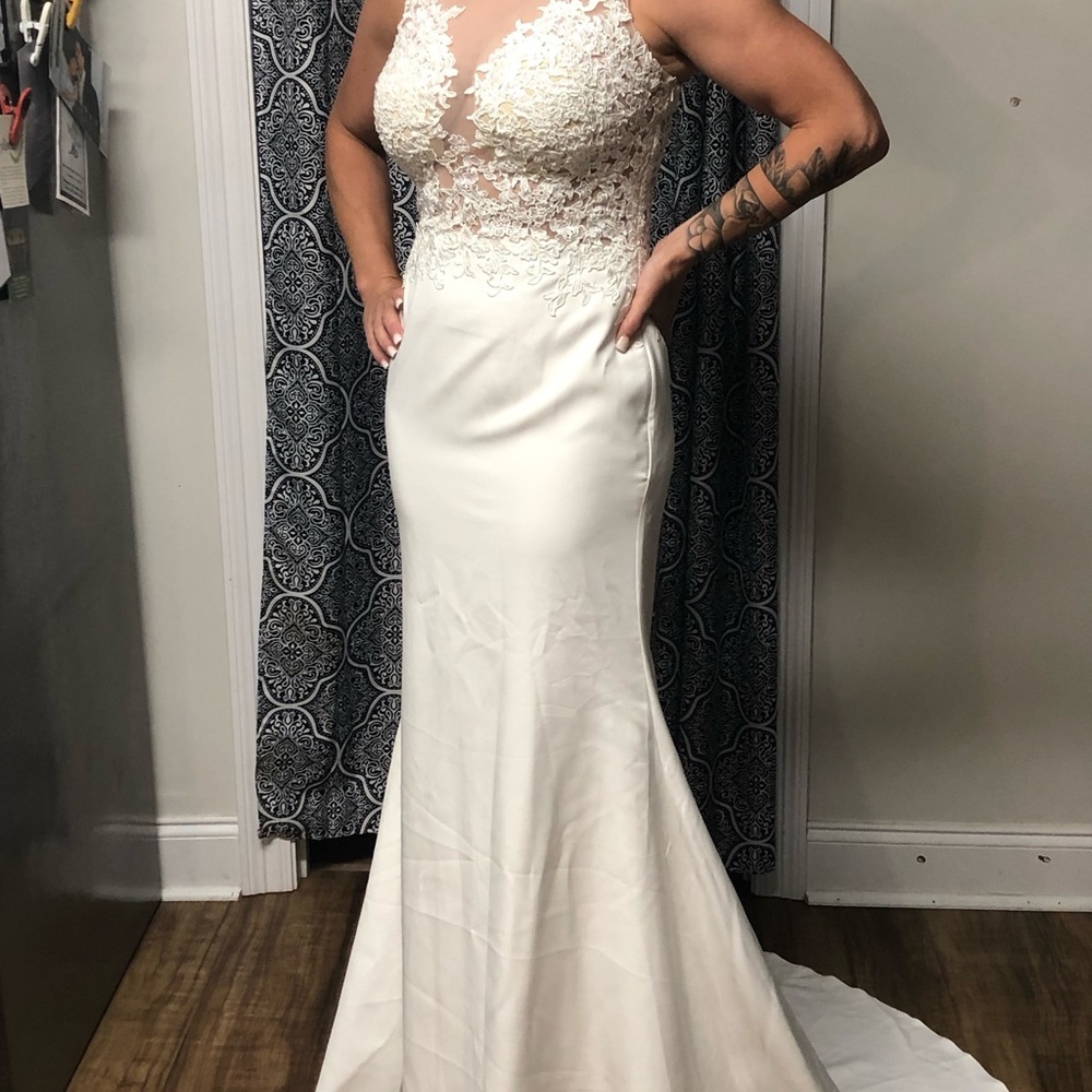 Size M wedding dress